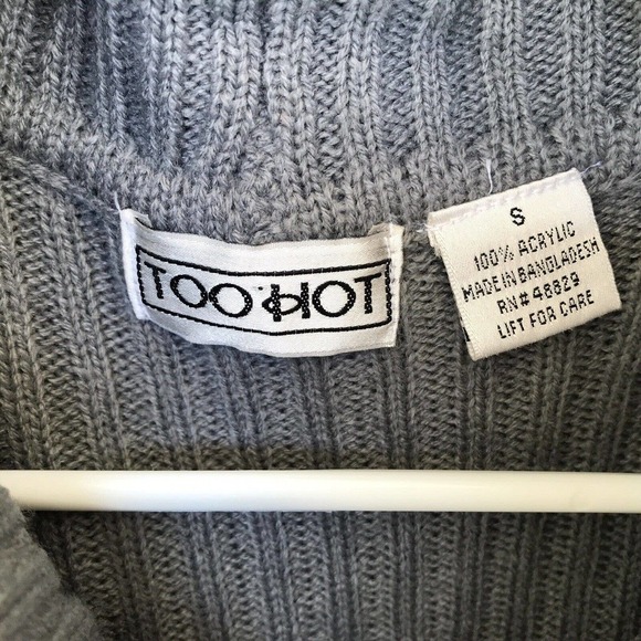 Too Hot Sweater SzS Gray Acrylic Cap Sleeves Tab Details Pull Over Pre-Own - Picture 3 of 13